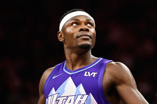 开源策略 队记：爵士向奥斯卡-希布韦开出了双向合同资质报价